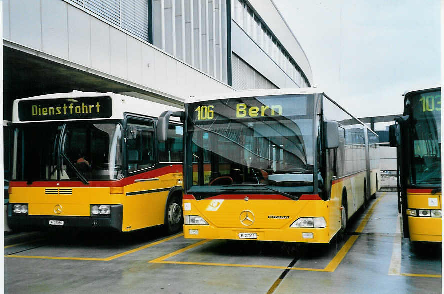 (058'206) - PTT-Regie - P 27'011 - Mercedes am 31. Dezember 2002 in Bern, Postautostation