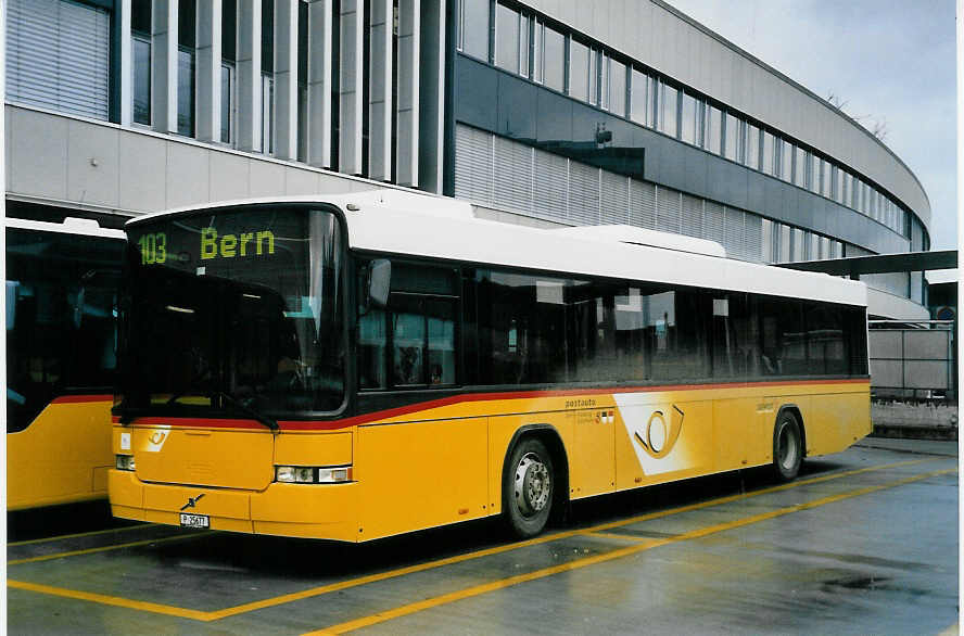 (058'207) - PTT-Regie - P 25'677 - Volvo/Hess am 31. Dezember 2002 in Bern, Postautostation
