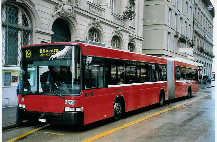 (058'211) - Bernmobil, Bern - Nr. 252/BE 572'252 - Volvo/Hess am 31. Dezember 2002 beim Bahnhof Bern