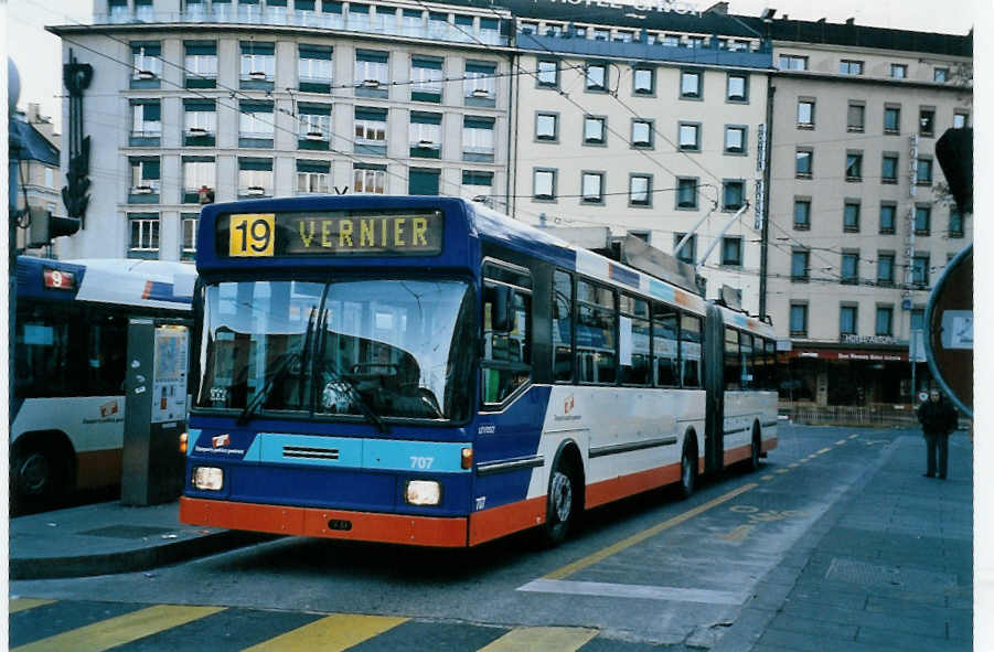 (058'212) - TPG Genve - Nr. 707 - NAW/Hess Gelenktrolleybus am 1. Januar 2003 beim Bahnhof Genve