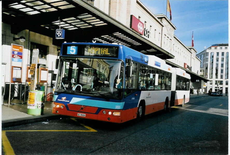 (058'310) - TPG Genve - Nr. 355/GE 96'066 - Volvo am 1. Januar 2003 beim Bahnhof Genve
