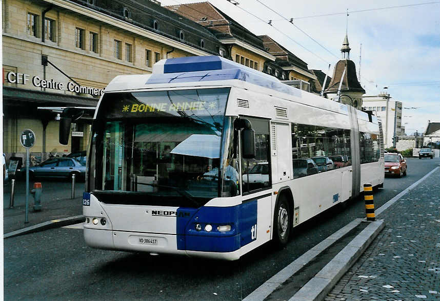 (058'324) - TL Lausanne - Nr. 826/VD 386'417 - Neoplan Gelenkduobus am 1. Januar 2003 beim Bahnhof Lausanne