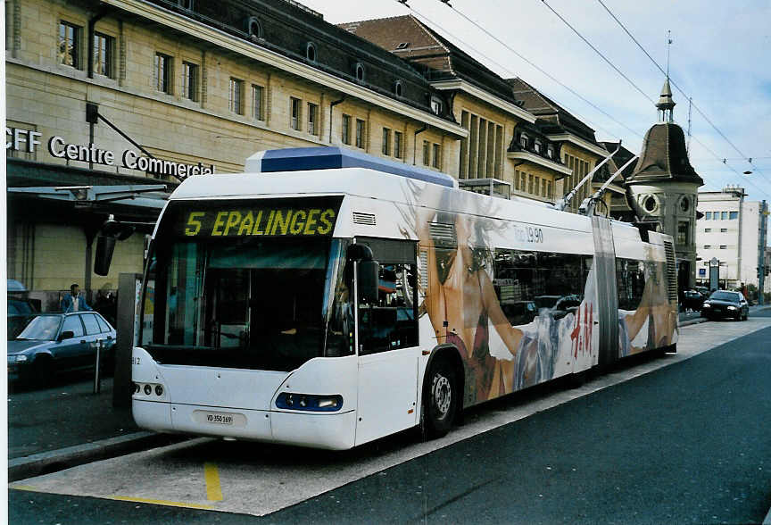 (058'325) - TL Lausanne - Nr. 812/VD 350'169 - Neoplan Gelenkduobus am 1. Januar 2003 beim Bahnhof Lausanne