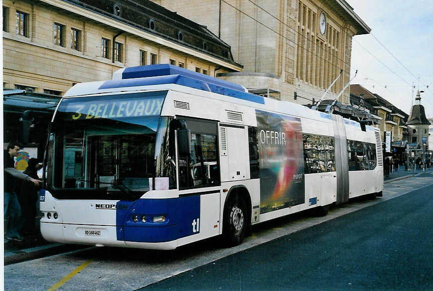 (058'406) - TL Lausanne - Nr. 807/VD 168'462 - Neoplan Gelenkduobus am 1. Januar 2003 beim Bahnhof Lausanne