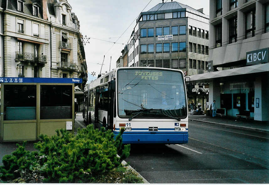 (058'415) - VMCV Clarens - Nr. 11 - Van Hool Gelenktrolleybus am 1. Januar 2003 beim Bahnhof Vevey