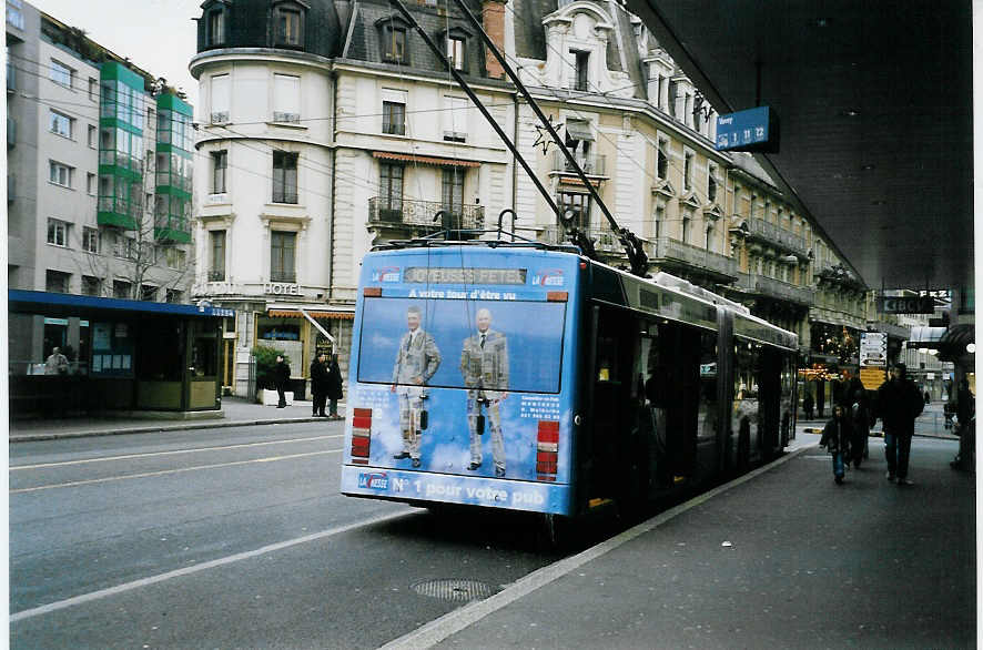 (058'427) - VMCV Clarens - Nr. 2 - Van Hool Gelenktrolleybus am 1. Januar 2003 beim Bahnhof Vevey