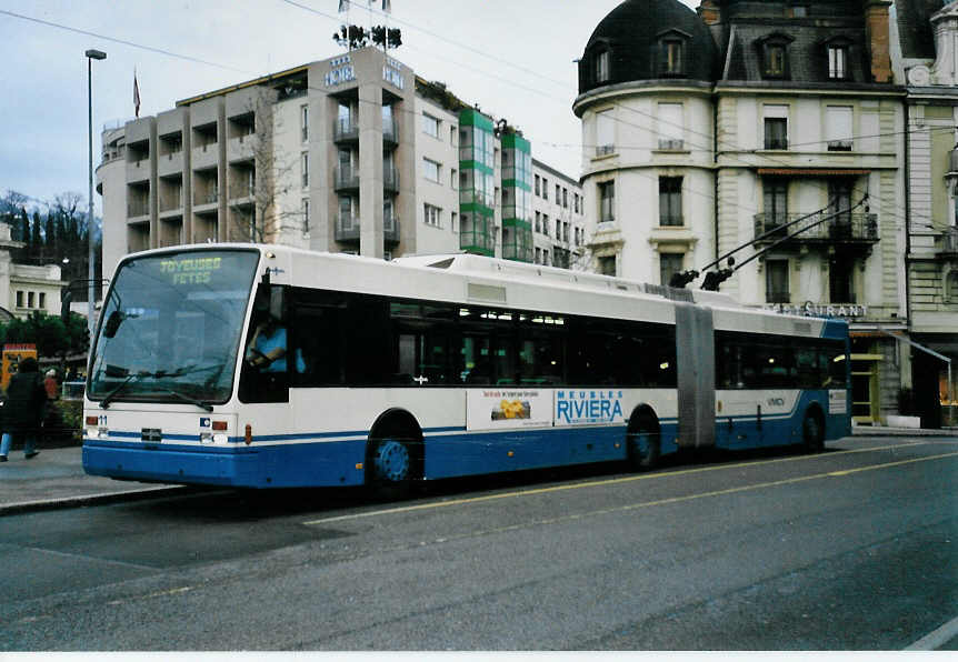 (058'428) - VMCV Clarens - Nr. 11 - Van Hool Gelenktrolleybus am 1. Januar 2003 beim Bahnhof Vevey