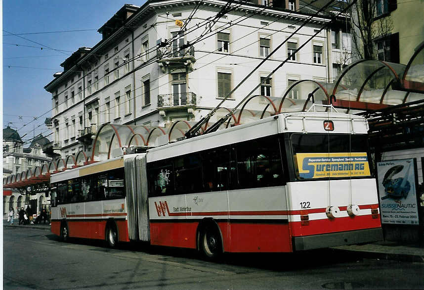(058'911) - WV Winterthur - Nr. 122 - Saurer/FHS Gelenktrolleybus am 20. Februar 2003 beim Hauptbahnhof Winterthur
