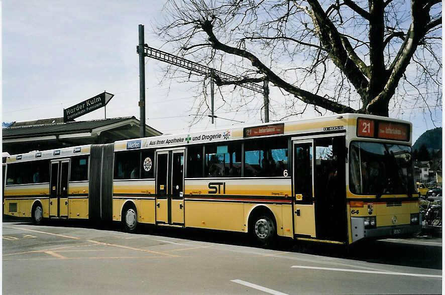 (059'114) - STI Thun - Nr. 64/BE 434'764 - Mercedes am 9. Mrz 2003 beim Bahnhof Interlaken West