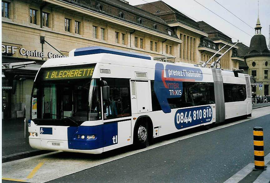 (059'120) - TL Lausanne - Nr. 812/VD 350'169 - Neoplan Gelenkduobus am 16. Mrz 2003 beim Bahnhof Lausanne