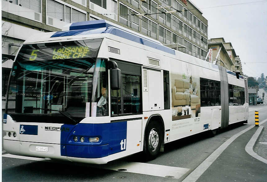(059'121) - TL Lausanne - Nr. 807/VD 168'462 - Neoplan Gelenkduobus am 16. Mrz 2003 beim Bahnhof Lausanne