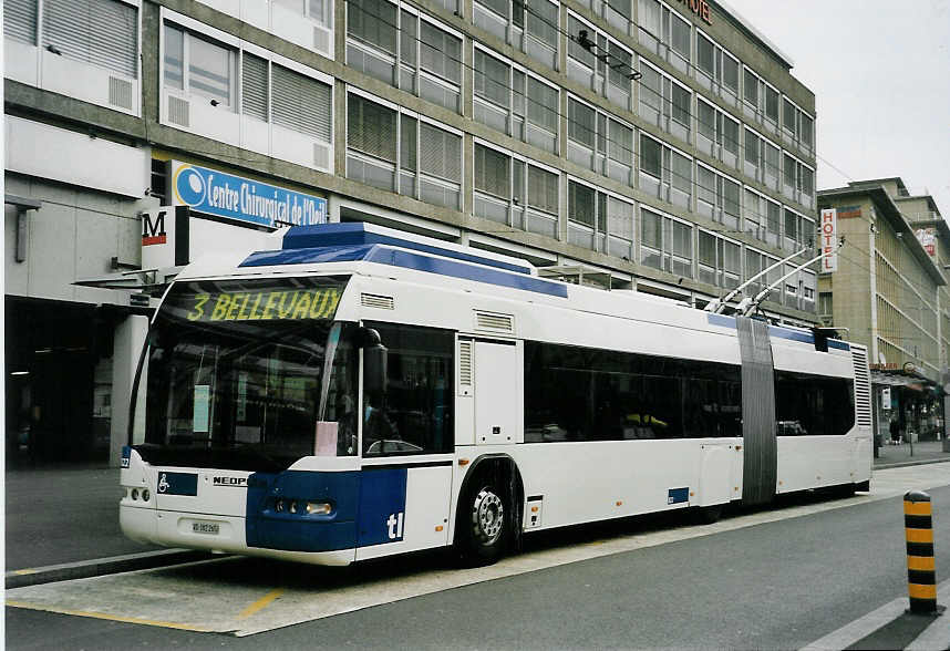 (059'122) - TL Lausanne - Nr. 822/VD 382'265 - Neoplan Gelenkduobus am 16. Mrz 2003 beim Bahnhof Lausanne