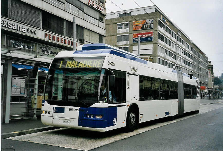 (059'124) - TL Lausanne - Nr. 805/VD 1661 - Neoplan Gelenkduobus am 16. Mrz 2003 beim Bahnhof Lausanne