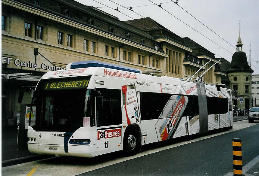 (059'126) - TL Lausanne - Nr. 814/VD 354'663 - Neoplan Gelenkduobus am 16. Mrz 2003 beim Bahnhof Lausanne