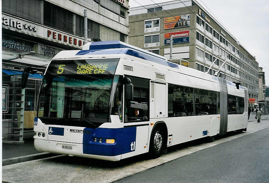 (059'127) - TL Lausanne - Nr. 823/VD 383'233 - Neoplan Gelenkduobus am 16. Mrz 2003 beim Bahnhof Lausanne