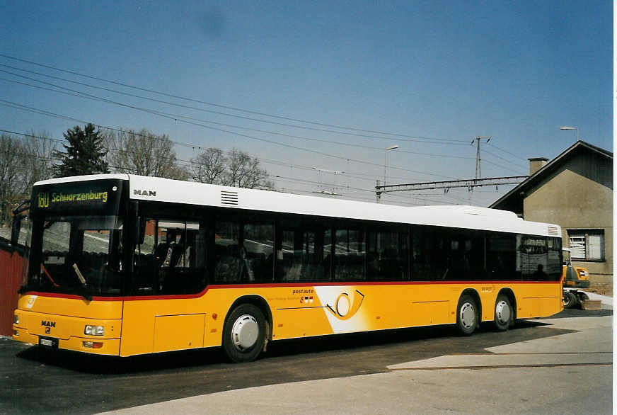 (059'319) - Engeloch, Riggisberg - Nr. 13/BE 568'636 - MAN am 23. Mrz 2003 beim Bahnhof Schwarzenburg