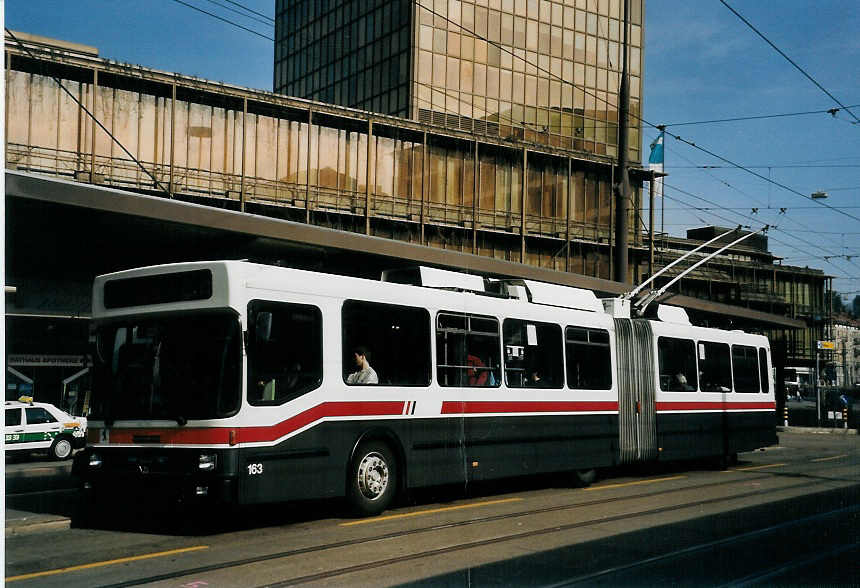 (059'419) - VBSG St. Gallen - Nr. 163 - NAW/Hess Gelenktrolleybus am 29. Mrz 2003 beim Bahnhof St. Gallen