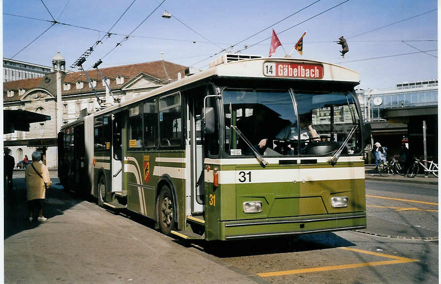 (059'528) - SVB Bern - Nr. 31 - FBW/Hess Gelenktrolleybus am 30. Mrz 2003 beim Bahnhof Bern