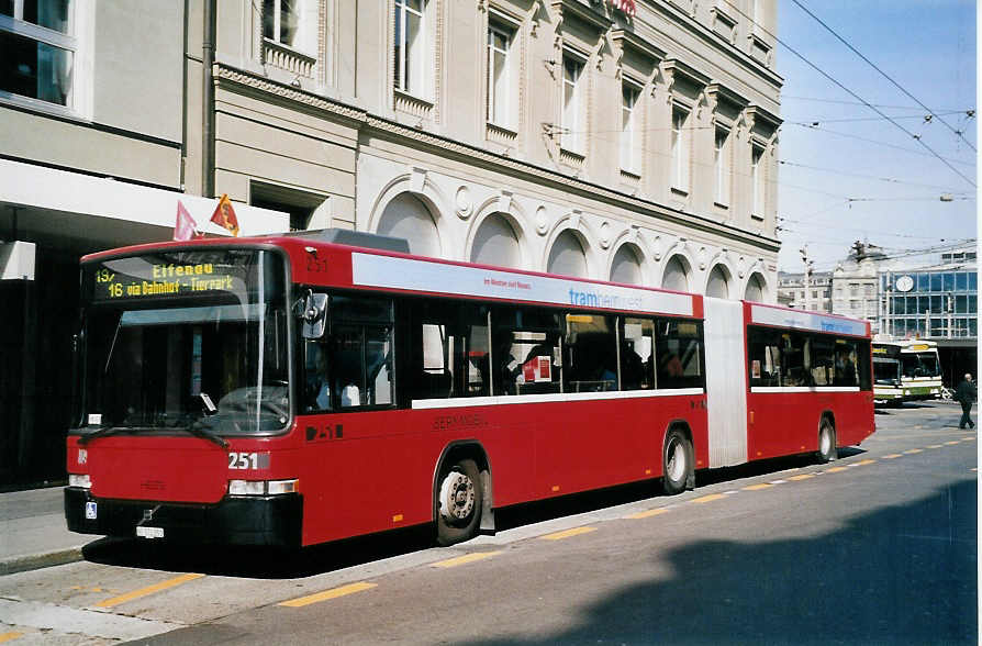 (059'531) - Bernmobil, Bern - Nr. 251/BE 572'251 - Volvo/Hess am 30. Mrz 2003 beim Bahnhof Bern