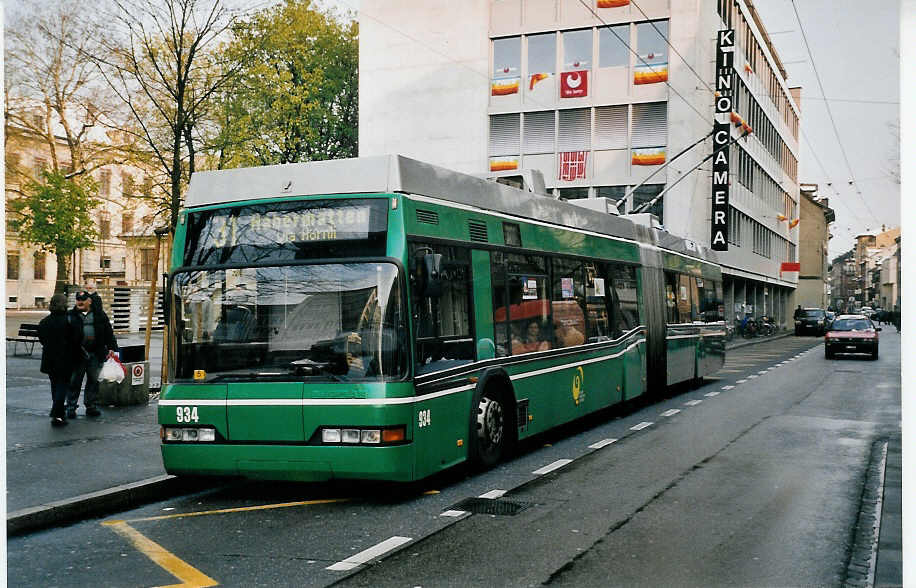 (059'636) - BVB Basel - Nr. 934 - Neoplan Gelenktrolleybus am 10. April 2003 in Basel, Claraplatz