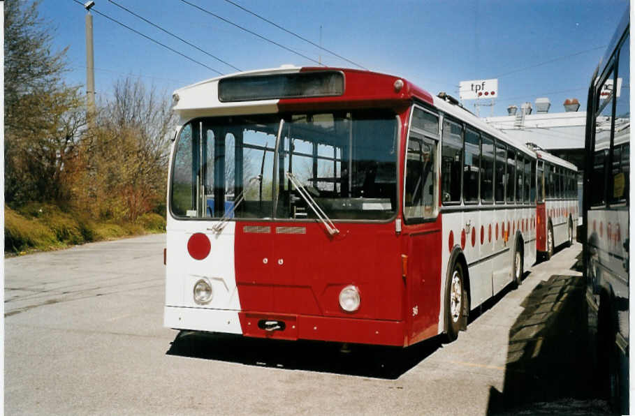 (059'827) - TPF Fribourg - Nr. 345 - FBW/Hess Trolleybus (ex TL Lausanne Nr. 702) am 18. April 2003 in Fribourg, Garage