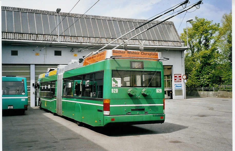 (059'907) - BVB Basel - Nr. 929 - Neoplan Gelenktrolleybus am 19. April 2003 in Basel, Garage Rankstrasse
