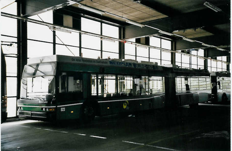 (059'915) - BVB Basel - Nr. 923 - Neoplan Gelenktrolleybus am 19. April 2003 in Basel, Garage Rankstrasse