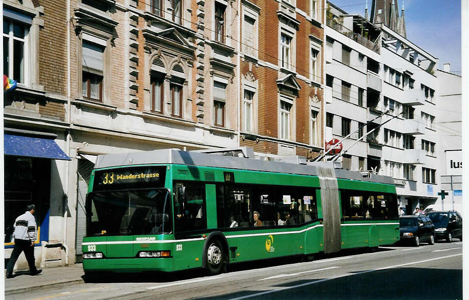 (059'927) - BVB Basel - Nr. 933 - Neoplan Gelenktrolleybus am 19. April 2003 in Basel, Feldbergstrasse