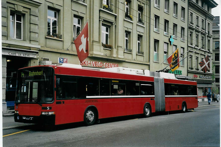 (060'213) - Bernmobil, Bern - Nr. 5 - NAW/Hess Gelenktrolleybus am 22. Mai 2003 beim Bahnhof Bern