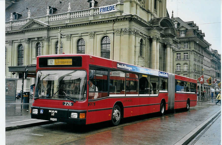 (060'217) - Bernmobil, Bern - Nr. 226/BE 513'226 - MAN am 22. Mai 2003 beim Bahnhof Bern