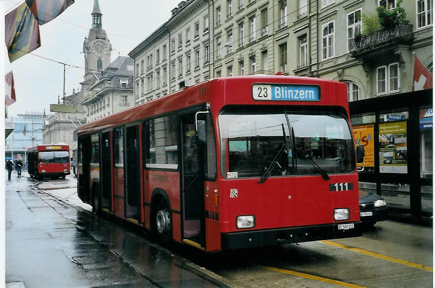 (060'218) - Bernmobil, Bern - Nr. 111/BE 500'111 - Volvo/R&J am 22. Mai 2003 beim Bahnhof Bern