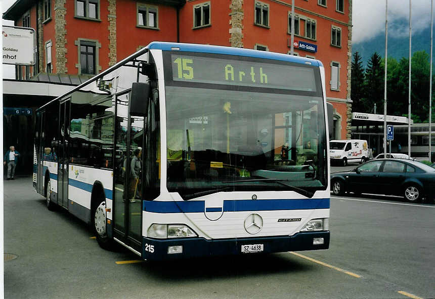 (060'406) - Auf der Maur, Steinen - Nr. 215/SZ 4638 - Mercedes am 26. Mai 2003 beim Bahnhof Arth-Goldau