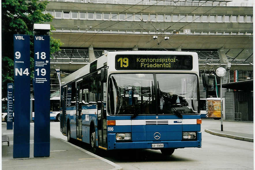 (060'411) - VBL Luzern - Nr. 556/LU 15'656 - Mercedes (ex Gowa, Luzern Nr. 56) am 26. Mai 2003 beim Bahnhof Luzern
