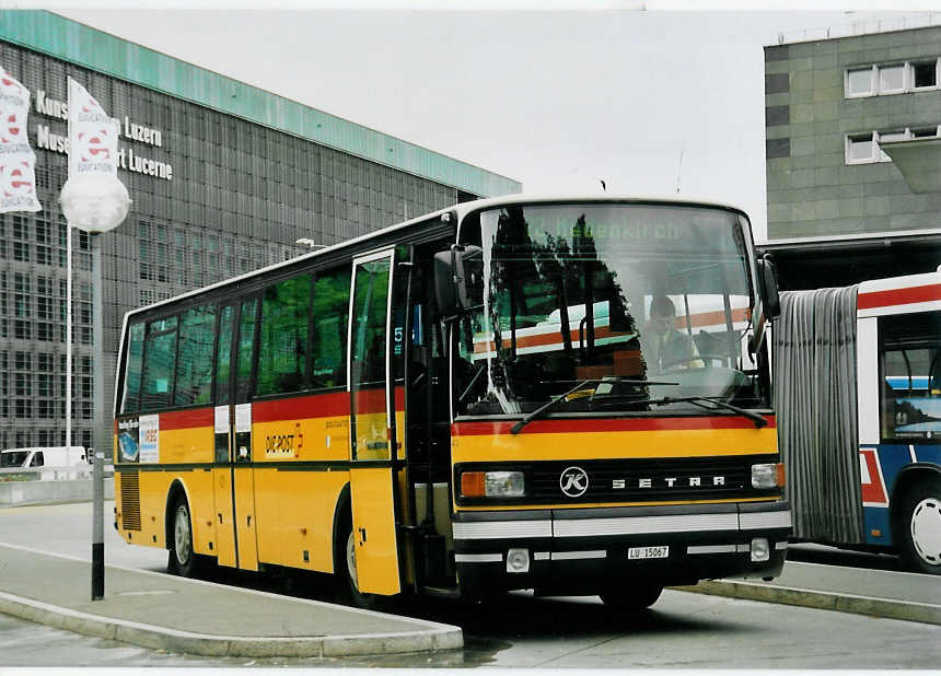 (060'412) - Stirnimann, Neuenkirch - Nr. 43/LU 15'067 - Setra am 26. Mai 2003 beim Bahnhof Luzern