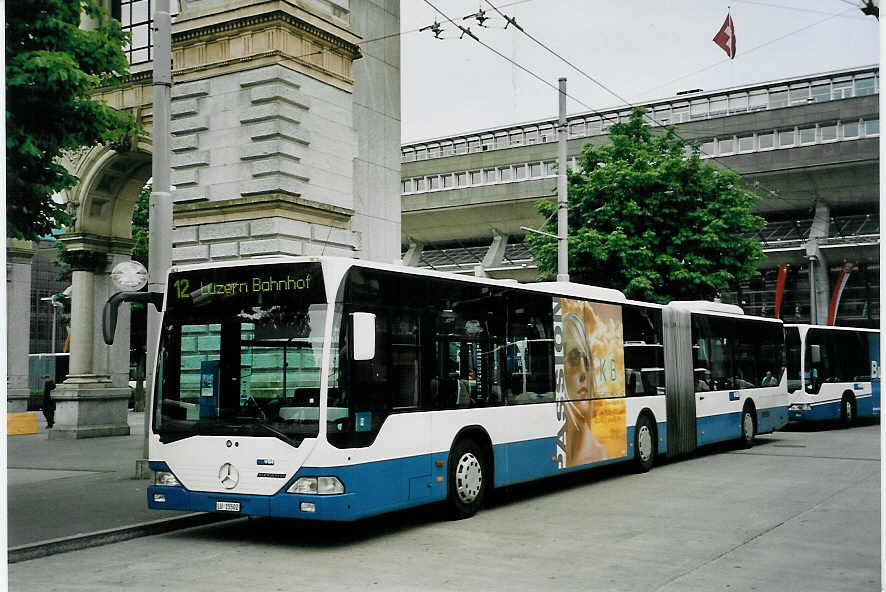 (060'415) - Heggli, Kriens - Nr. 712/LU 15'502 - Mercedes am 26. Mai 2003 beim Bahnhof Luzern
