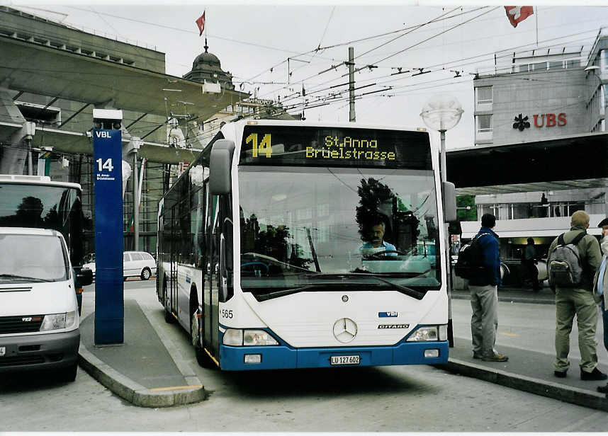 (060'416) - VBL Luzern - Nr. 565/LU 127'602 - Mercedes (ex Gowa, Luzern Nr. 65) am 26. Mai 2003 beim Bahnhof Luzern