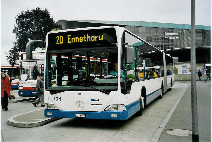 (060'417) - VBL Luzern - Nr. 134/LU 15'072 - Mercedes am 26. Mai 2003 beim Bahnhof Luzern