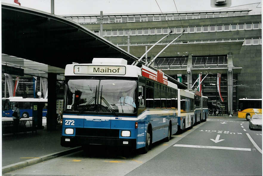 (060'419) - VBL Luzern - Nr. 272 - NAW/R&J-Hess Trolleybus am 26. Mai 2003 beim Bahnhof Luzern