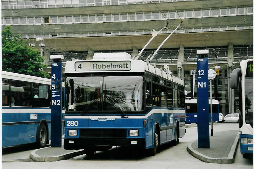 (060'424) - VBL Luzern - Nr. 280 - NAW/R&J-Hess Trolleybus am 26. Mai 2003 beim Bahnhof Luzern