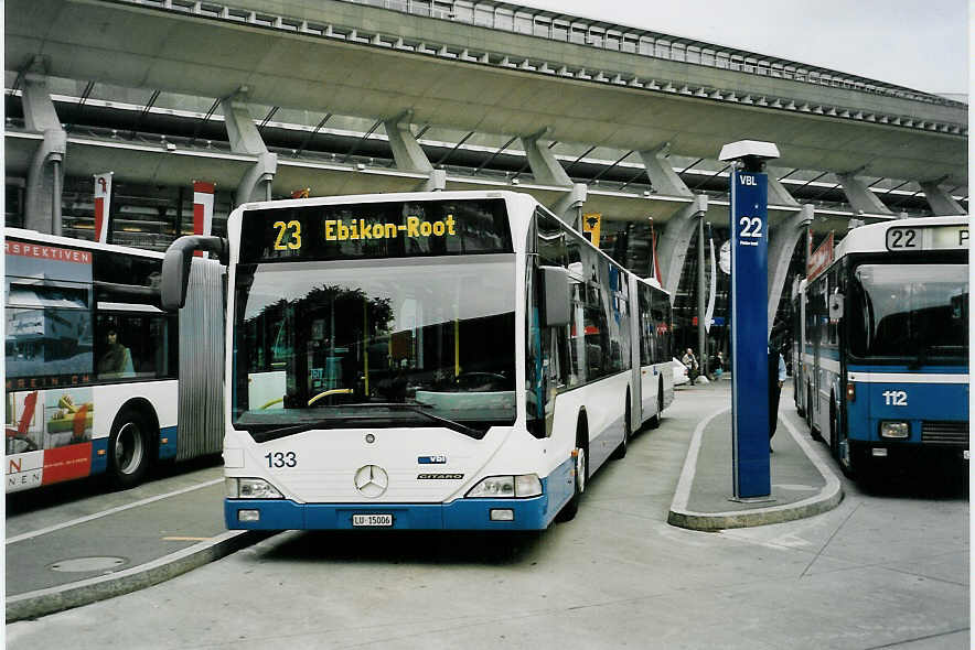 (060'425) - VBL Luzern - Nr. 133/LU 15'006 - Mercedes am 26. Mai 2003 beim Bahnhof Luzern 