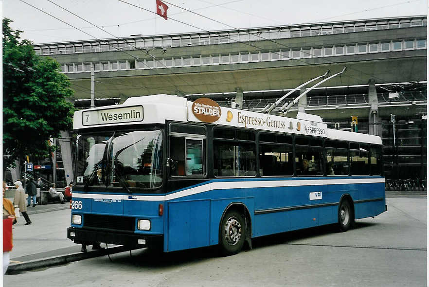 (060'428) - VBL Luzern - Nr. 266 - NAW/R&J-Hess Trolleybus am 26. Mai 2003 beim Bahnhof Luzern