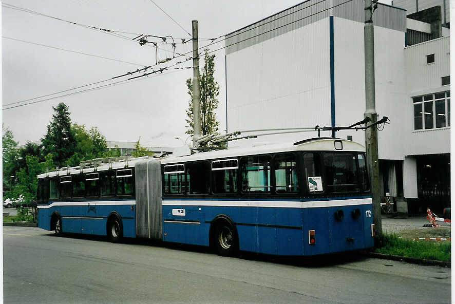 (060'436) - VBL Luzern - Nr. 172 - Volvo/Hess Gelenktrolleybus am 26. Mai 2003 beim Bahnhof Luzern