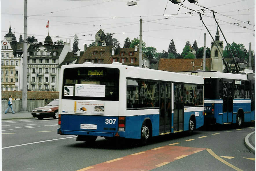 (060'437) - VBL Luzern - Nr. 307 - Lanz+Marti/Hess Personenanhnger am 26. Mai 2003 beim Bahnhof Luzern