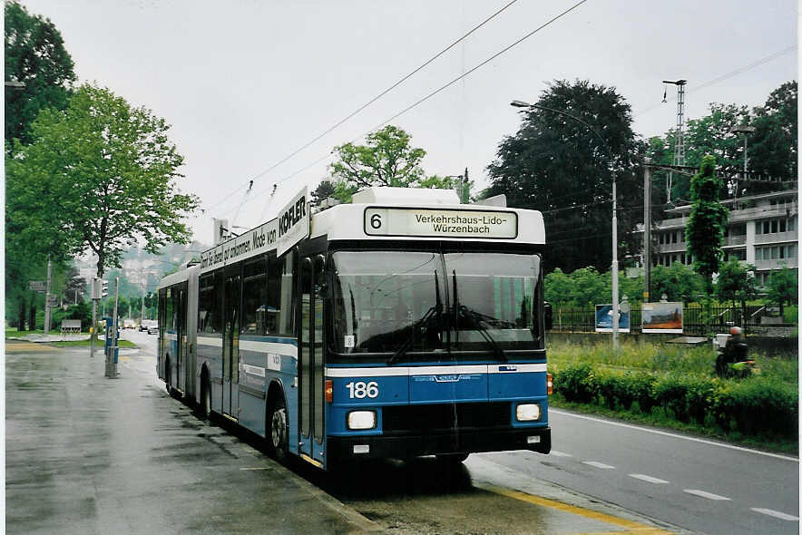 (060'528) - VBL Luzern - Nr. 186 - NAW/Hess Gelenktrolleybus am 26. Mai 2003 in Luzern, Verkehrshaus 