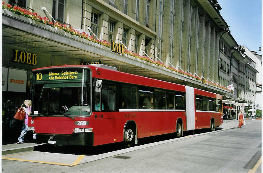 (060'631) - Bernmobil, Bern - Nr. 268/BE 572'268 - Volvo/Hess am 13. Juni 2003 beim Bahnhof Bern