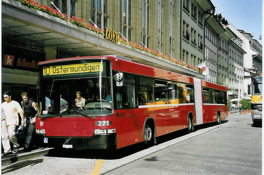 (060'633) - Bernmobil, Bern - Nr. 271/BE 572'271 - Volvo/Hess am 13. Juni 2003 beim Bahnhof Bern