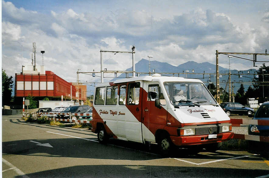 (061'205) - Vgtli F., Seewen - SO 105'996 - Renault am 26. Juni 2003 in Thun, CarTerminal