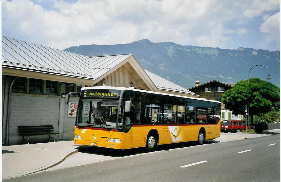 (061'215) - PTT-Regie - P 25'381 - Mercedes am 29. Juni 2003 beim Bahnhof Wilderswil