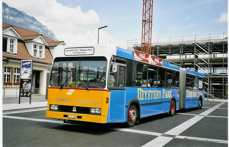 (061'217) - PostAuto Berner Oberland - BE 554'102 - Volvo/R&J (ex VB Biel Nr. 133) am 29. Juni 2003 beim Bahnhof Interlaken Ost
