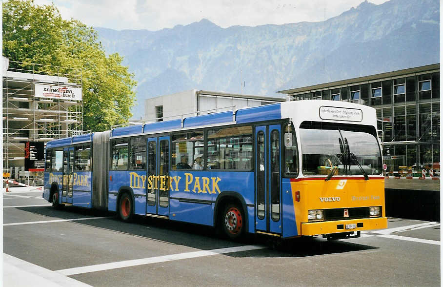 (061'218) - PostAuto Berner Oberland - BE 554'102 - Volvo/R&J (ex VB Biel Nr. 133) am 29. Juni 2003 beim Bahnhof Interlaken Ost